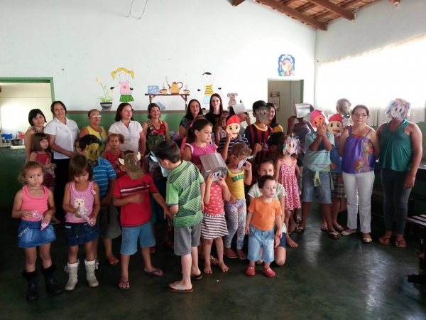 Saúde vacina crianças contra pólio e outras doenças