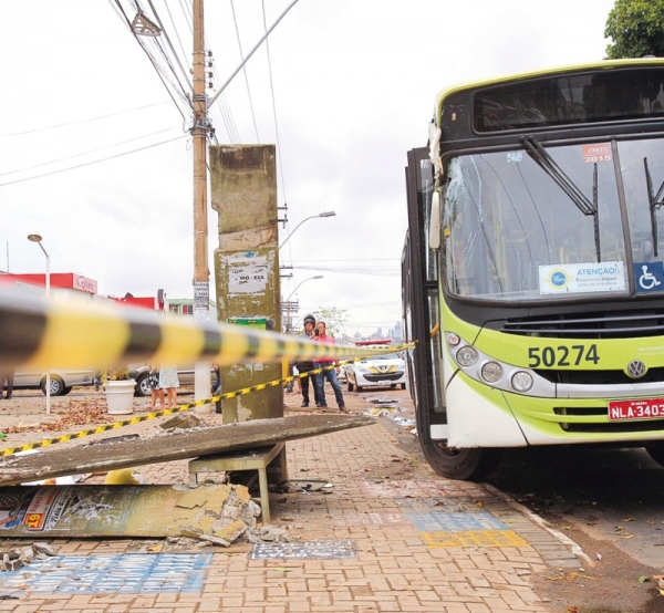 Motorista que derrubou ponto de ônibus presta depoimento