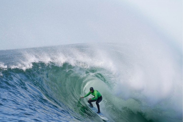 Surfista tem traumatismo craniano e quebra pescoço em ondas grandes
