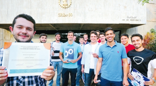 UFG - Uns formam, outros aguardam