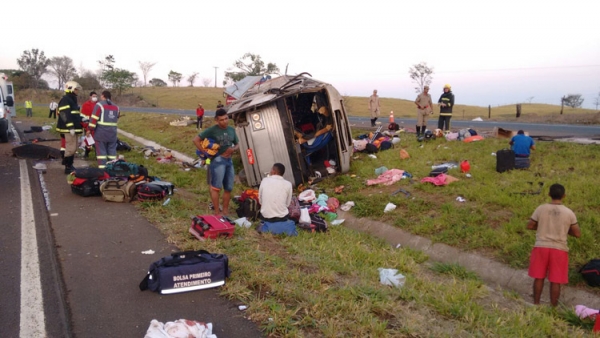 Acidente com ônibus deixa duas pessoas mortas e várias feridas na BR-153, próximo a Morrinhos