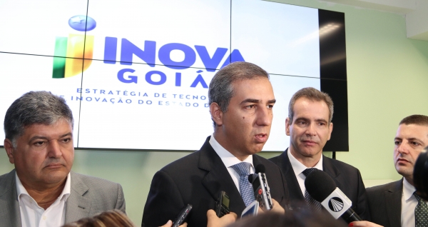 José Eliton entrega selo Inova Goiás à Secretaria de Saúde