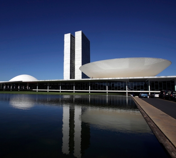 Tributo de efeito cascata  CPMF tende a ter maior reflexo nos preços quanto mais complexa for a cadeia produtiva; para o