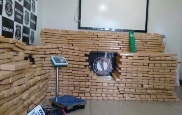 Polícia Civil apreende uma tonelada de maconha em veículo roubado