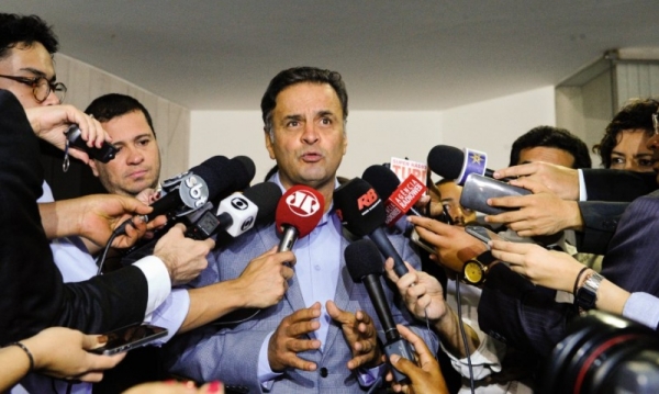 Aécio rebate Dilma e diz que golpe é ganhar votos com \\\"dinheiro do crime\\\"