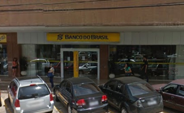 Banco vai indenizar goiana por travamento de porta giratória