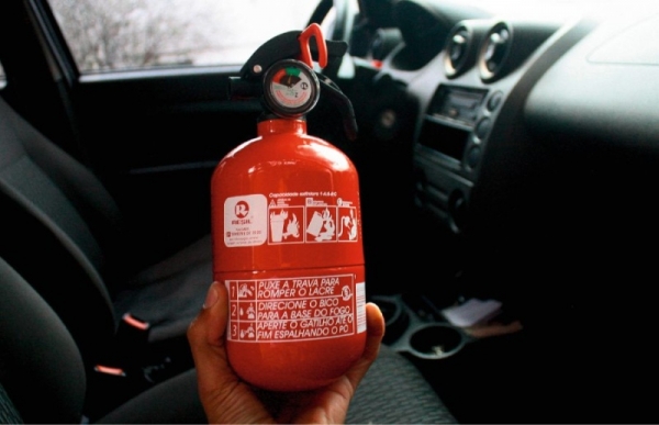 Extintor de incêndio em carro deixa de ser obrigatório