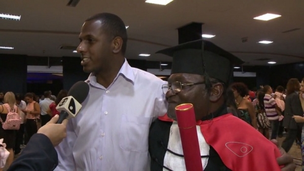 Pedreiro pedala 42 km por dia para estudar e se forma em Direito