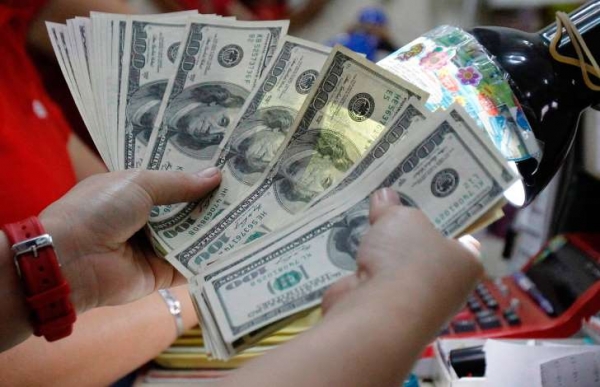 Dólar fecha perto de R$3,96, segundo maior nível histórico, com temor político e econômico