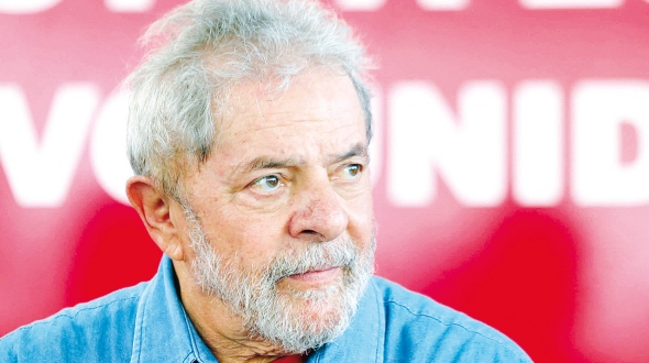 Lula se reúne com Cunha por colaboração com governo  Ex-presidente teria conversado com peemedebista para pedir apoio na