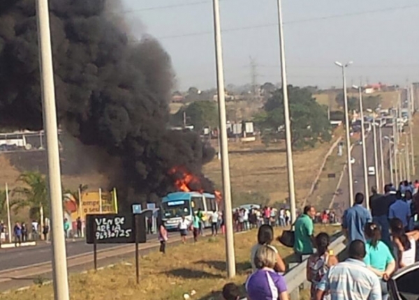 Ônibus do Eixo Anhanguera é incendiado na GO-070