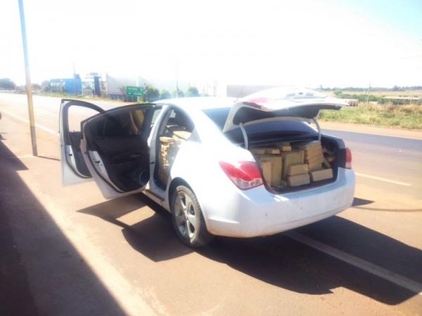 PRF apreende mais de uma tonelada de maconha na BR-060