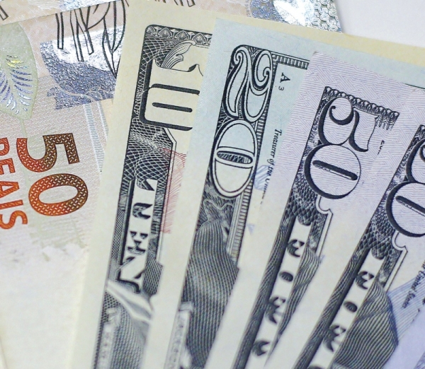 Dólar encosta nos R$ 4, apesar de atuação do BC