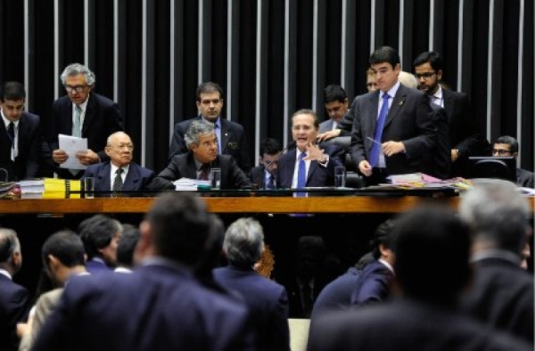 Falta de quórum faz Renan encerrar sessão do Congresso para votar vetos
