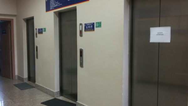 Elevador cai com nove alunos da PUC de Goiás  Quatro estudantes ficaram levemente feridos. Uma teve luxação no joelho