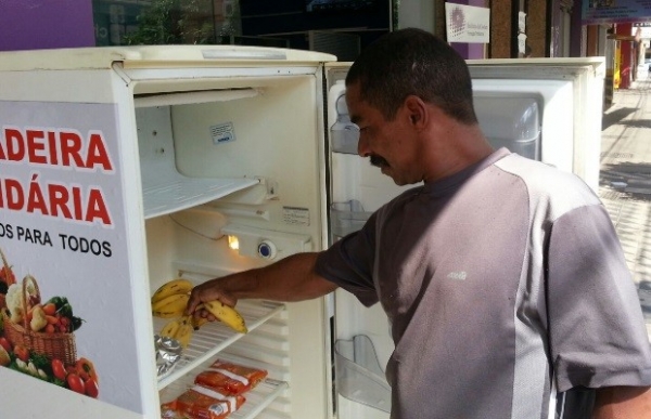 Geladeira em calçada oferece comida de graça para necessitados, em GO