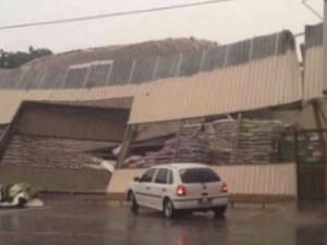 Forte chuva e ventania causam estragos em cidades de Goiás;  Em Paraúna, telhados desabaram e a cidade chegou a ficar se