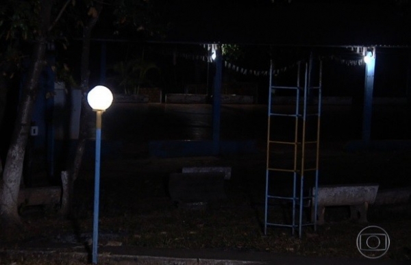 Prefeito que cortou parte da luz nas ruas deixa prédios públicos \\\'acesos\\\'  Administrador alega dívida para desliga