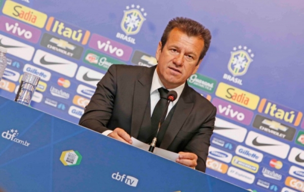 Dunga avisa que vai entrar na Justiça contra Romário por acusações