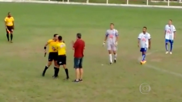 Árbitro saca arma durante partida de futebol amador em Minas
