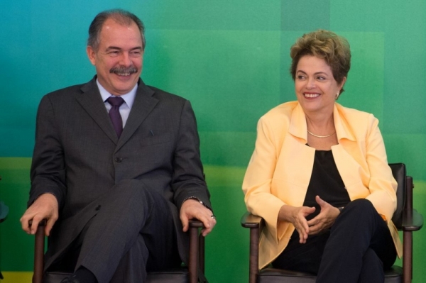 Dilma conversa com Mercadante, e ministro vai para a Educação