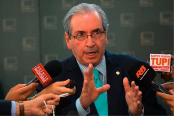 Cunha é cobrado em plenário sobre conta na Suíça, mas não responde