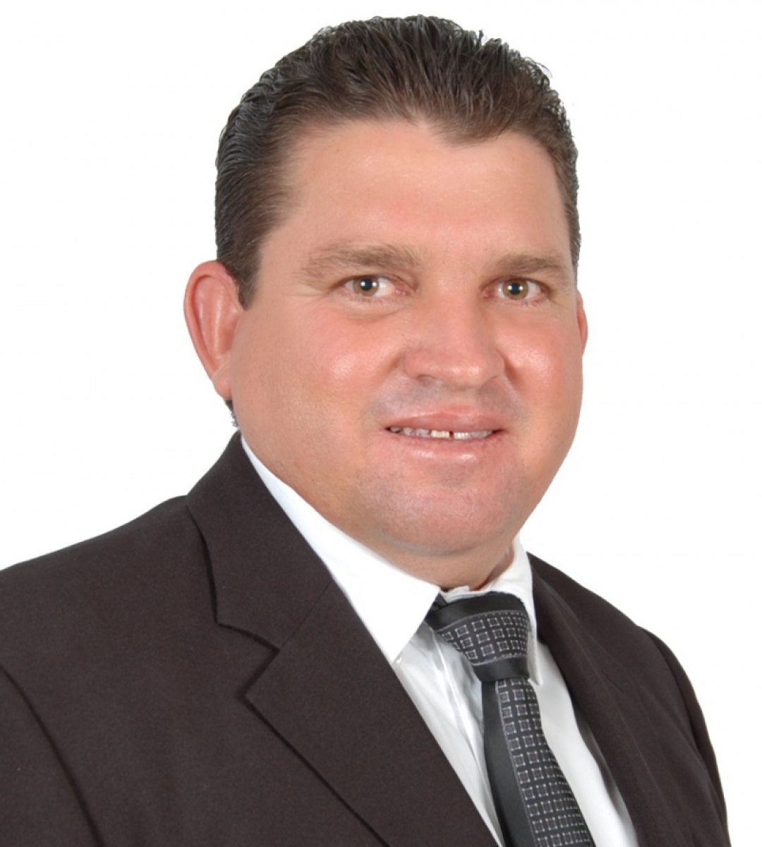 Prefeito, irmão e a primeira-dama de Estrela do Norte estão foragidos após morte em motel