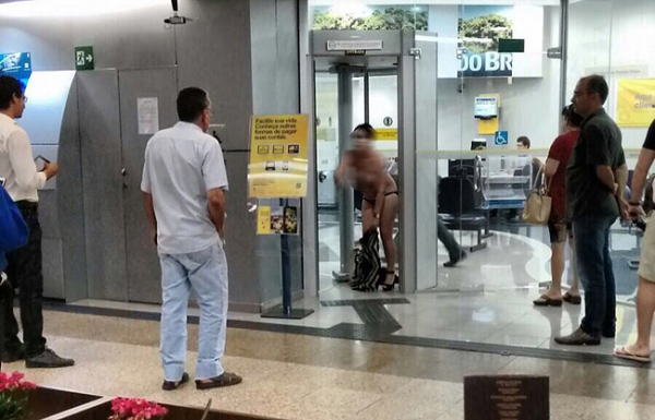 Mulher tira roupa em shopping por não conseguir entrar em banco Porta giratória da agência travou enquanto ela tentava p