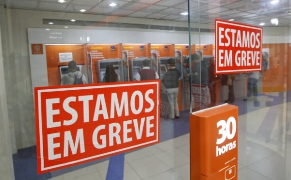 Bancários entram em greve a partir de terça-feira Ontem à noite, foram feitas assembleias em várias cidades do país: a g