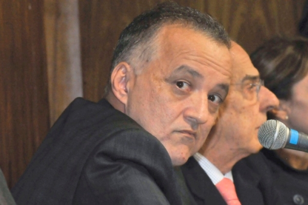 Cachoeira é condenado a três anos de prisão