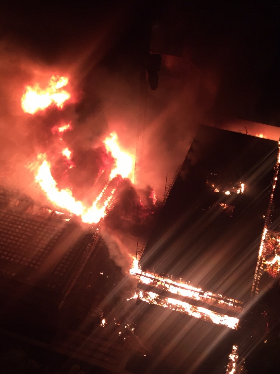 Incêndio de grandes proporções atinge prédio em construção do TRT, no setor Bueno