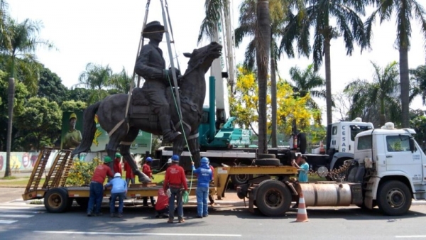 Estátua de Pedro Ludovico Teixeira é levada para Praça Cívica