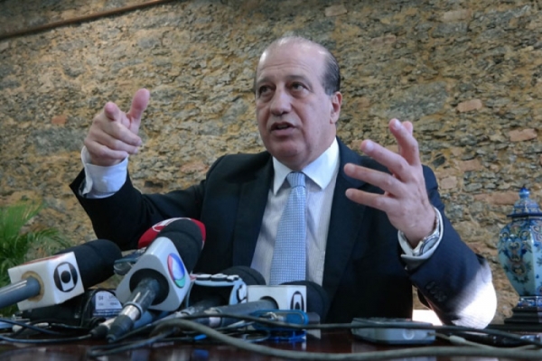 Governo tenta adiar análise de contas