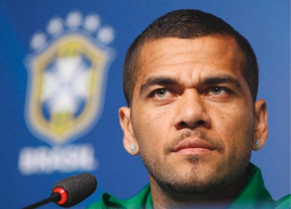 Nenhuma seleção é mais favorita do que o Brasil, diz Daniel Alves