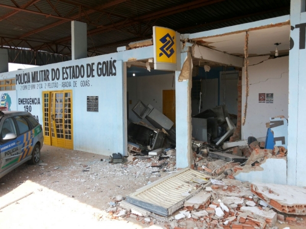 Quadrilha explode caixa eletrônico dentro de unidade da PM em Abadia de Goiás