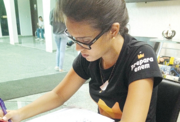 ENEM Aluno deve manter ritmo de estudo no feriado, diz professor