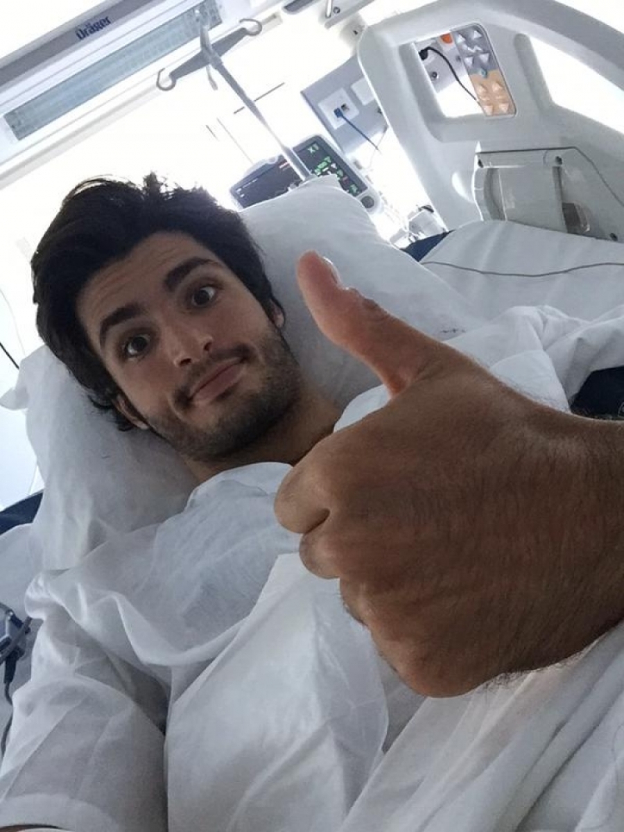 Pelo Twitter, Sainz diz que está bem e que quer correr após forte acidente