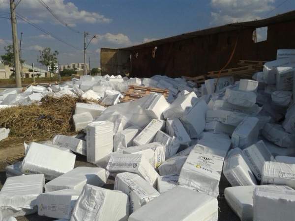 Carreta carregada de amianto tomba na BR-060