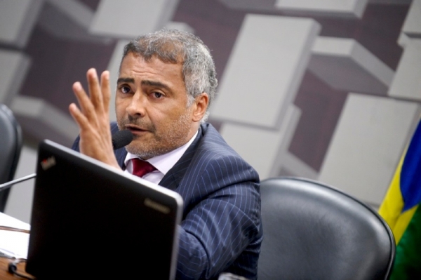 Romário afirma que \\\"Platini colaborou muitos anos com a máfia da Fifa\\\"