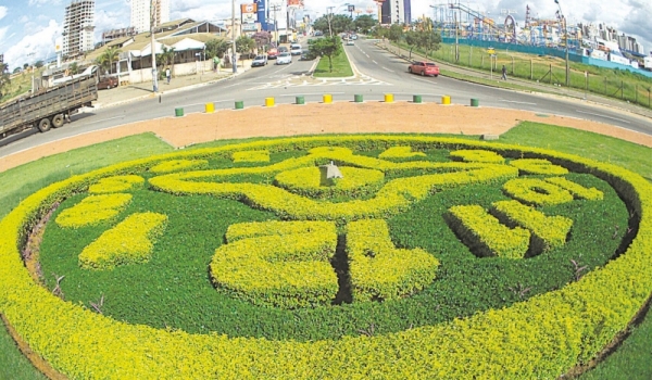 Saem as praças. Ficam os carros