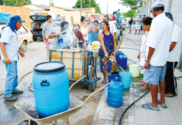 Falta água em bairros de 8 cidades
