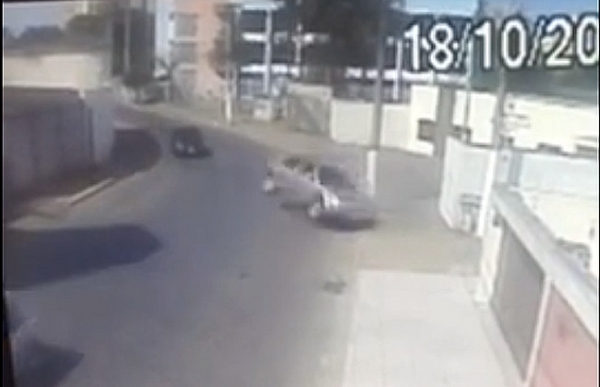 Criança de sete anos morre após mãe colidir carro contra poste em rua de Anápolis