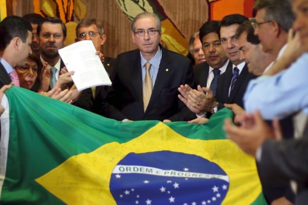 Suspeito de corrupção, Cunha recebe novo pedido de impeachment de Dilma