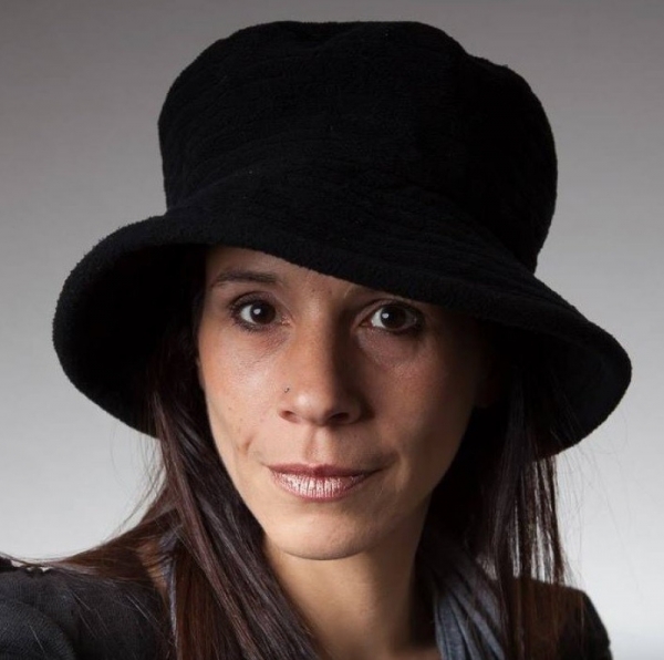 Mulher recusa quimioterapia e tenta se curar do câncer bebendo urina