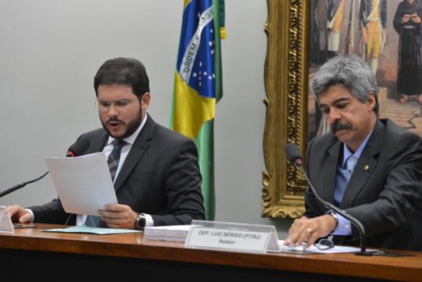 CPI da Petrobras isenta congressistas, mas pede indiciamento de Vaccari