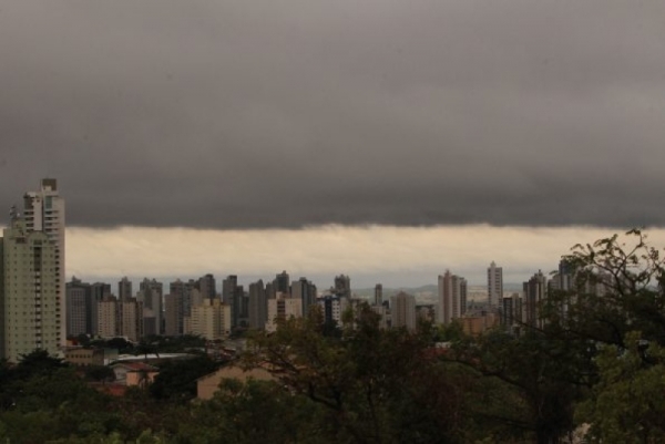 Depois de muito calor, Goiânia amanhece sob nuvens escuras