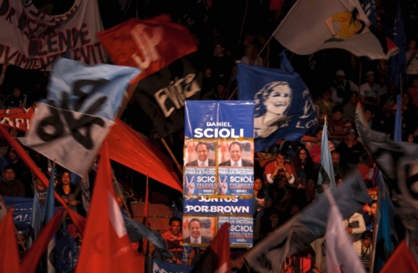 Argentina definirá no segundo turno seu presidente entre Scioli ou Macri