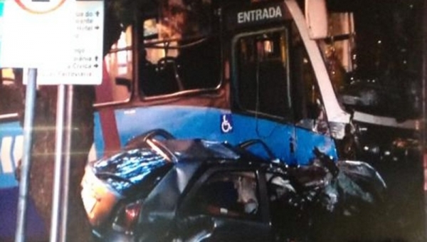 Jovem morre em acidente entre carro e ônibus