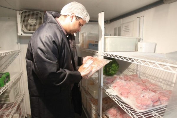 Procon apreende mais 250 kg de alimentos impróprios em shopping