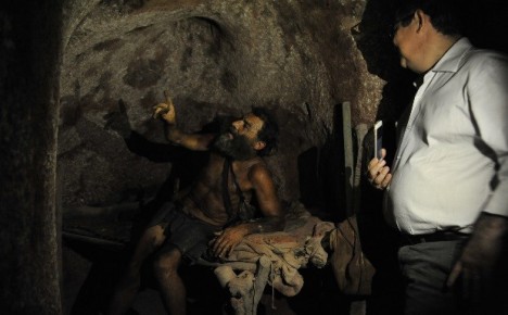 Em Goiás, Juiz visita buraco onde homem vive há 25 anos para decidir sobre ação